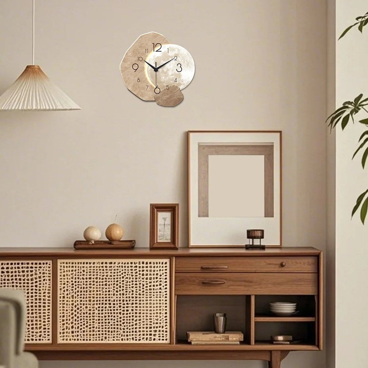 Horloge murale Kanso de style Japandi avec design épuré, finition bois clair, adaptée à une décoration moderne et minimaliste.