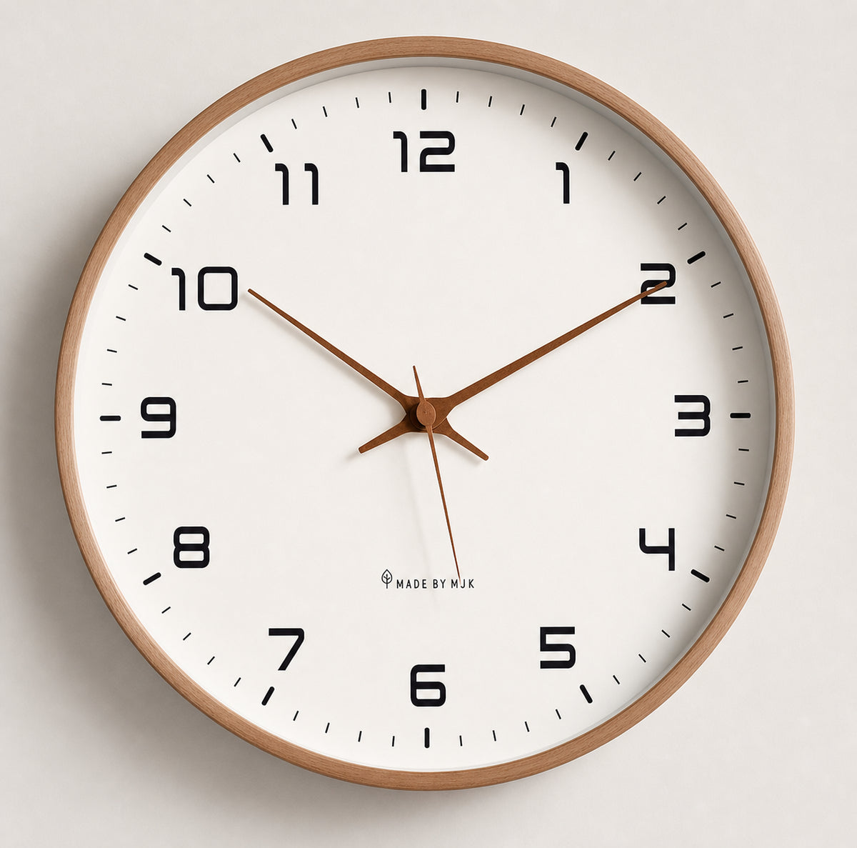 Horloge murale Lagom bois massif installée en chambre, Côté Horloge