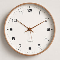 Horloge murale Lagom bois massif installée en chambre, Côté Horloge