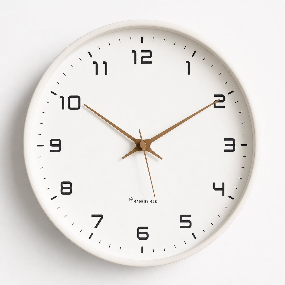 Horloge murale Lagom bois massif, gros plan sur le cadran, Côté Horloge