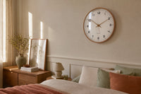 Horloge murale design nordique Lagom en bois massif, style moderne et élégant pour décoration intérieure contemporaine.