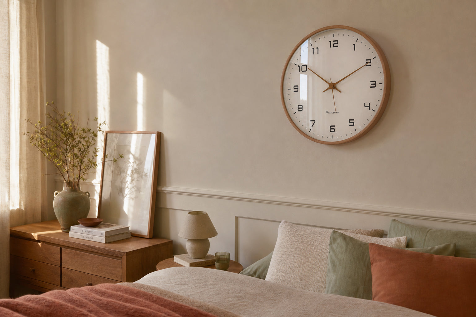 Horloge murale design nordique Lagom en bois massif, style moderne et élégant pour décoration intérieure contemporaine.