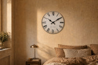 Londres, horloge murale vintage chiffres romains, gros plan sur la mention London