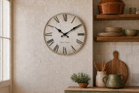Londres, horloge murale vintage chiffres romains, détail du cadran crème patiné