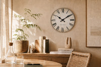 Londres, horloge murale vintage chiffres romains, vue d'ensemble sur mur