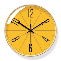 Horloge murale design jaune Mimosa de Côté Horloge avec chiffres noirs et style moderne, suspendue sur un mur blanc.