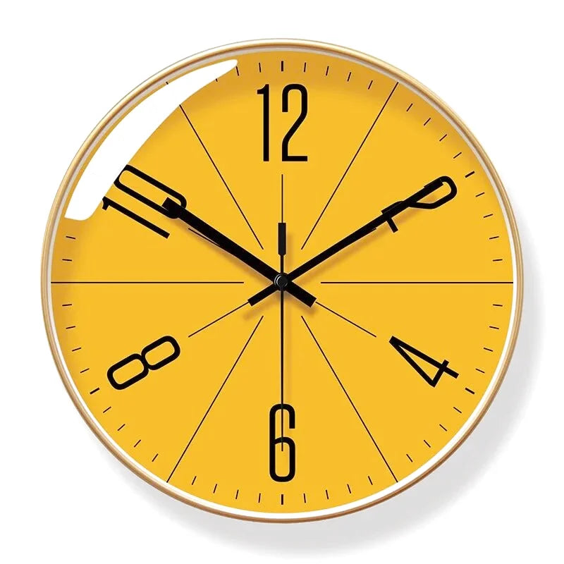 Horloge murale design jaune Mimosa de Côté Horloge avec chiffres noirs et style moderne, suspendue sur un mur blanc.
