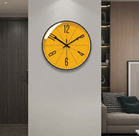 Horloge murale design Mimosa de Côté Horloge, cadran jaune avec motif floral, moderne et décoratif pour intérieur.