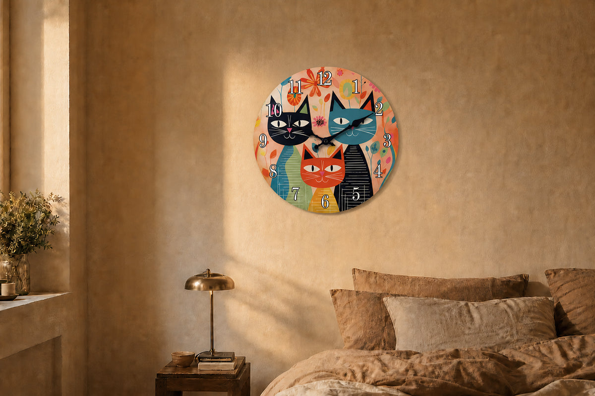 Minette, horloge murale design chats colorés, gros plan sur l'illustration des chats