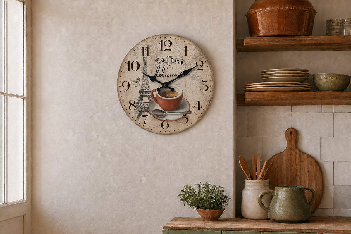 Montparnasse, horloge murale vintage café Paris, détail du cadran illustré