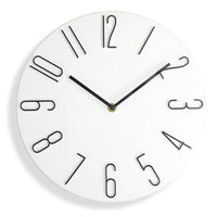 Horloge murale design scandinave Nordique par Côté Horloge, cadran minimaliste blanc et aiguilles noires, style moderne et épuré.