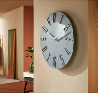 Horloge murale design scandinave Nordique de Côté Horloge, montre un look moderne avec un cadran minimaliste dans un couloir.