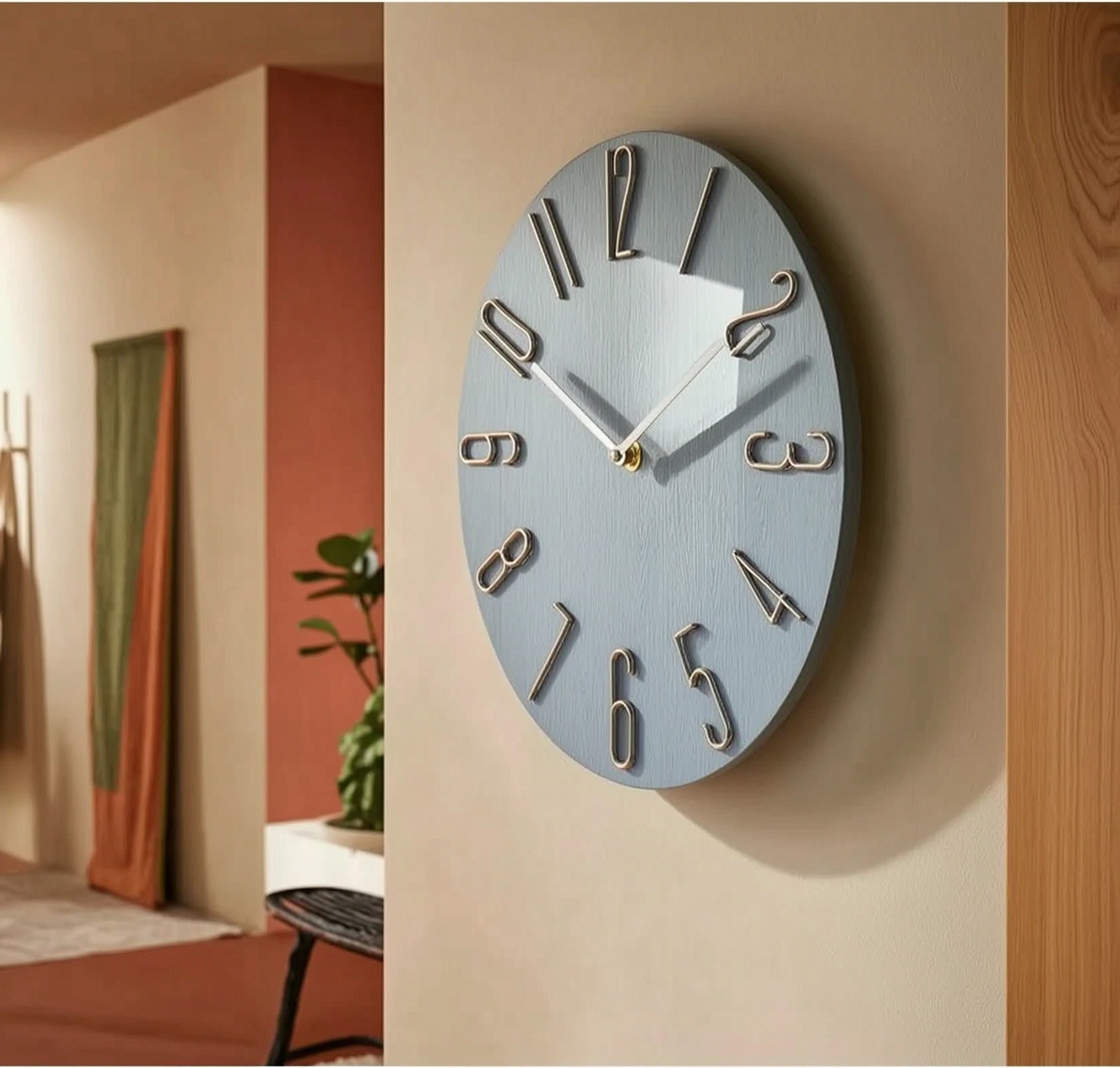 Horloge murale design scandinave Nordique de Côté Horloge, montre un look moderne avec un cadran minimaliste dans un couloir.