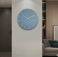 Horloge murale design scandinave Nordique par Côté Horloge, montre un style moderne et épuré pour le coin salon ou couloir.