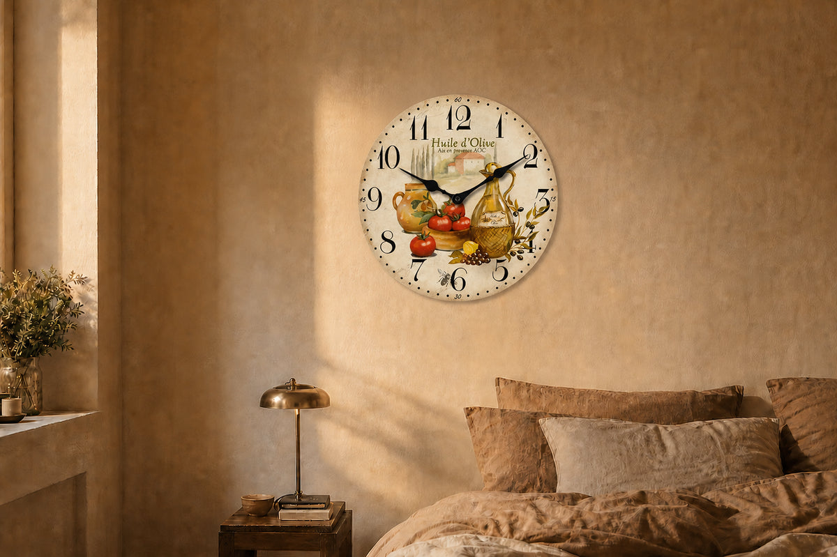 Provence, horloge murale vintage huile d'olive et tomate, gros plan sur la nature morte méridionale