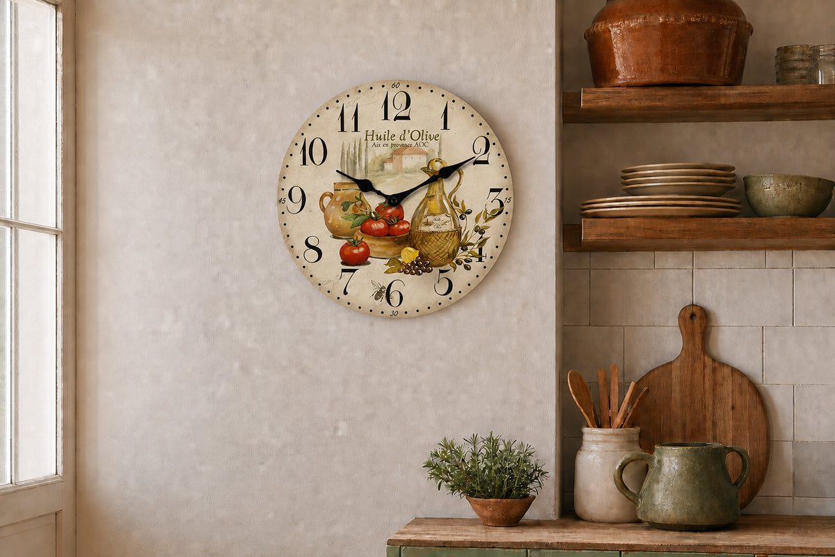 Provence, horloge murale vintage huile d'olive et tomate, détail du motif sud de la France