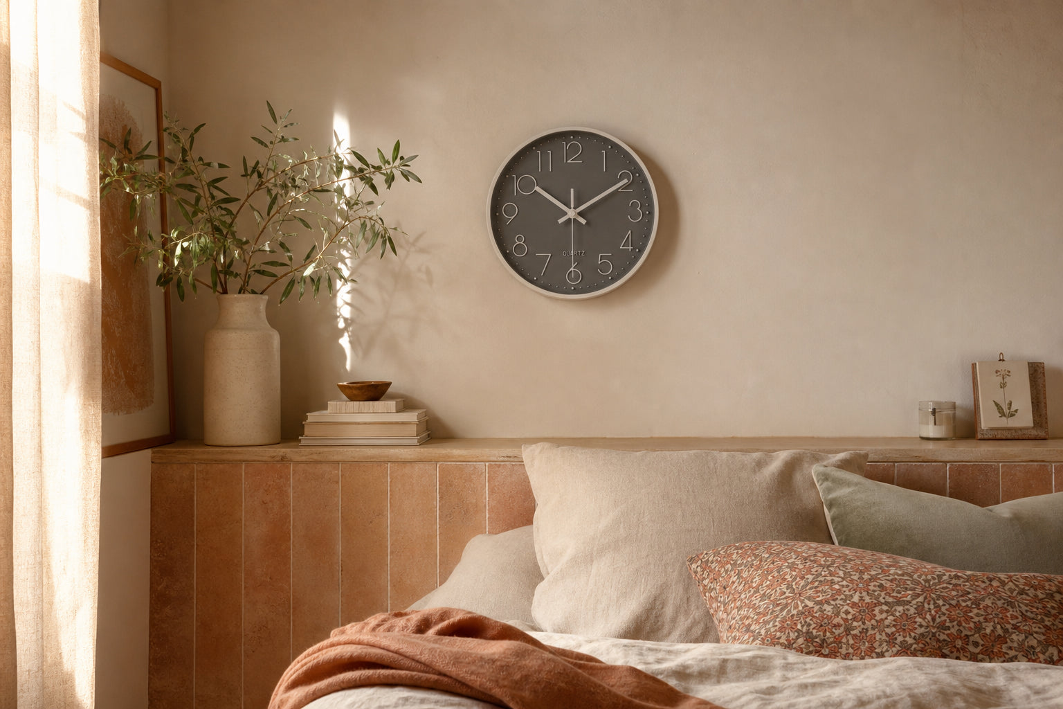 Horloge murale Quartz Côté Horloge avec design minimaliste, chiffres lumineux et cadran épuré pour chambre élégante