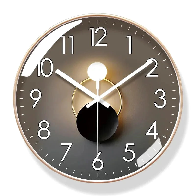 Horloge murale design Sélène en forme de lune, création moderne de la marque Côté Horloge, avec détails élégants.