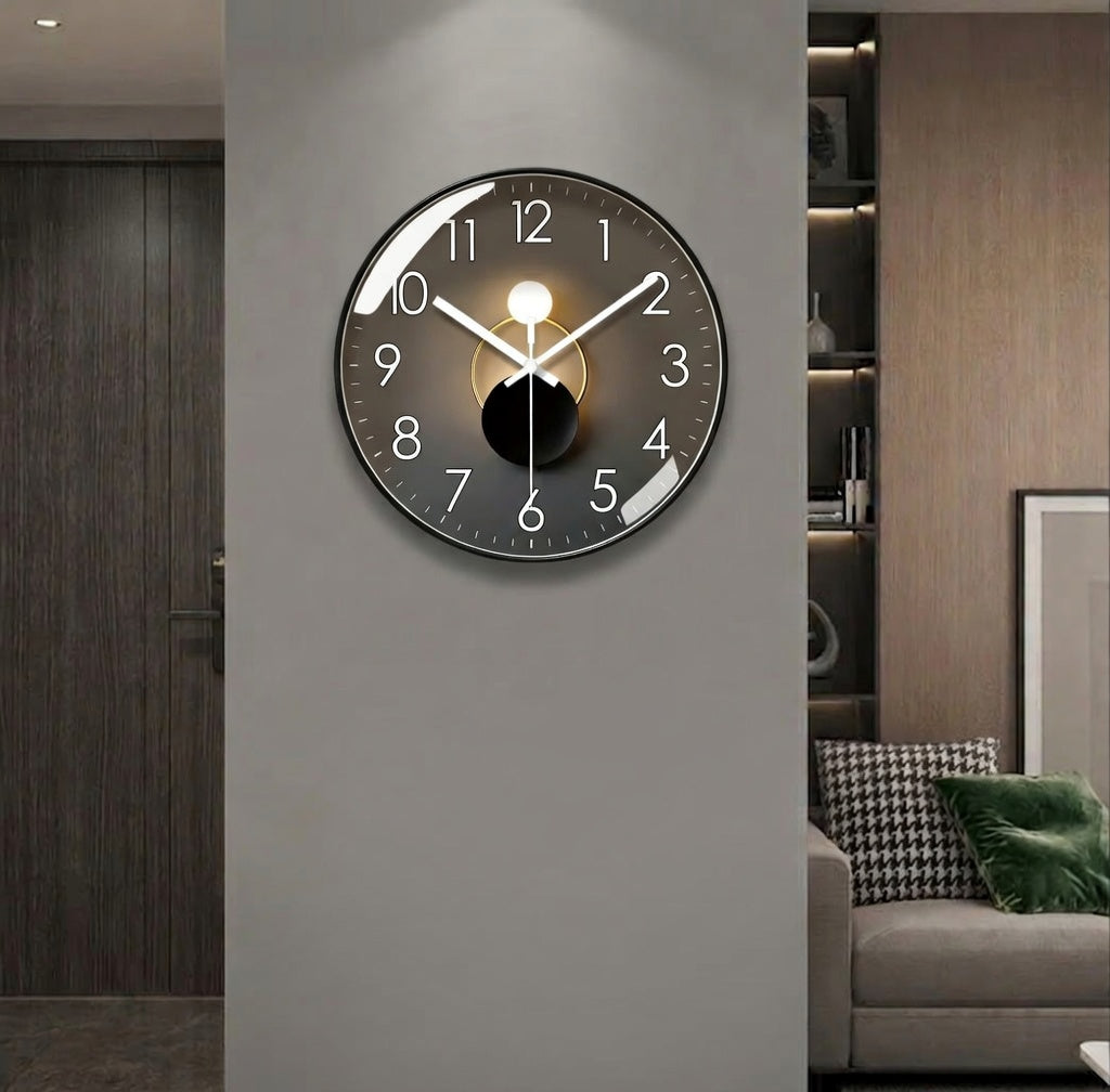 Horloge murale design Sélène en forme de lune, par Côté Horloge, affichant un motif élégant et moderne pour la décoration intérieure.