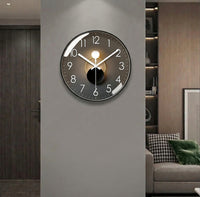 Horloge murale design Sélène en forme de lune, par Côté Horloge, affichant un motif élégant et moderne pour la décoration intérieure.