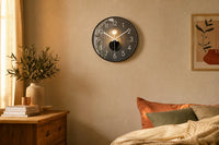 Horloge murale design Sélène en forme de lune, par Côté Horloge, avec détails modernes pour la décoration intérieure.