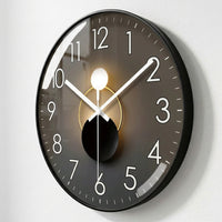 Horloge murale design Sélène en forme de lune, par Côté Horloge, avec détails modernes pour la décoration intérieure.