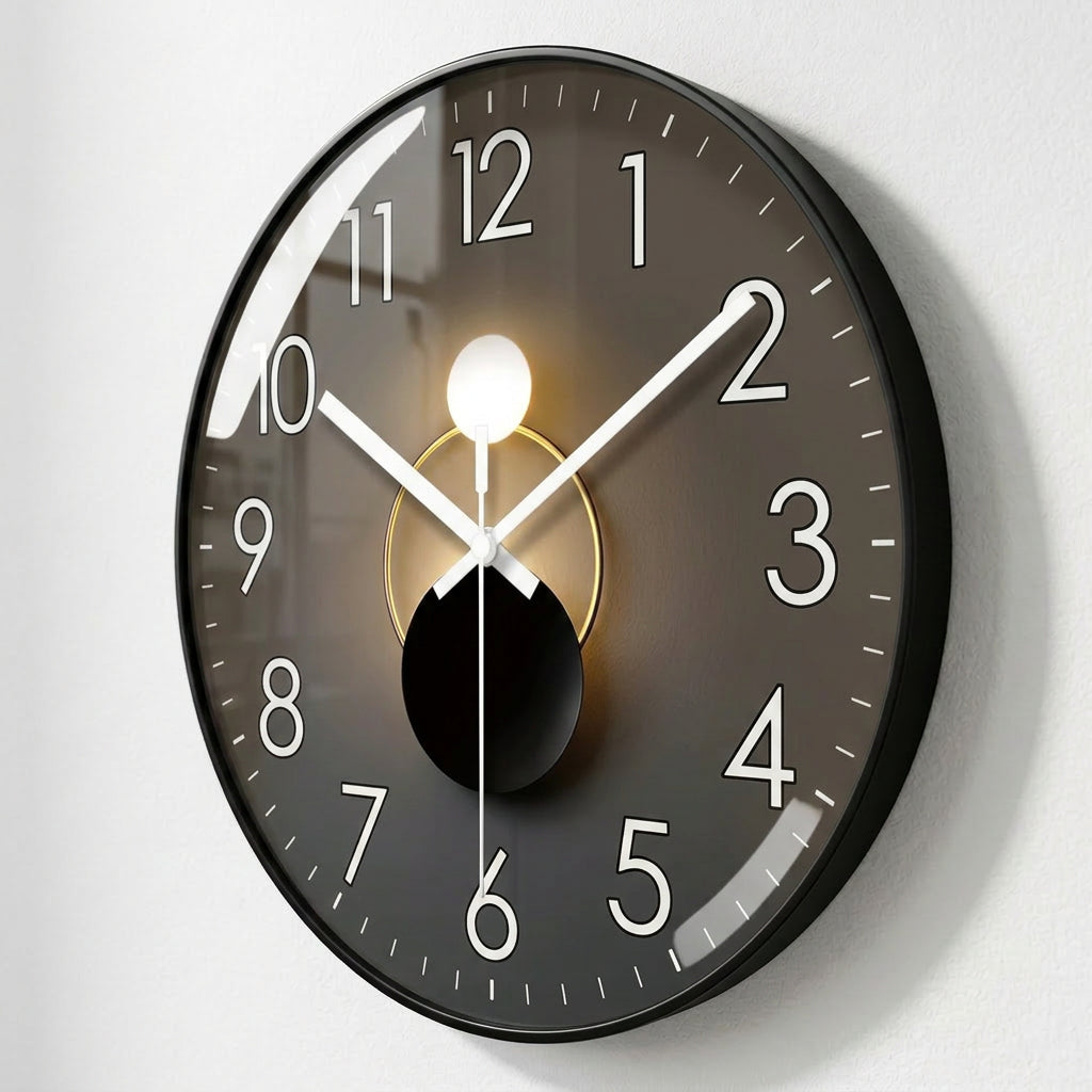 Horloge murale design Sélène en forme de lune, par Côté Horloge, avec détails modernes pour la décoration intérieure.