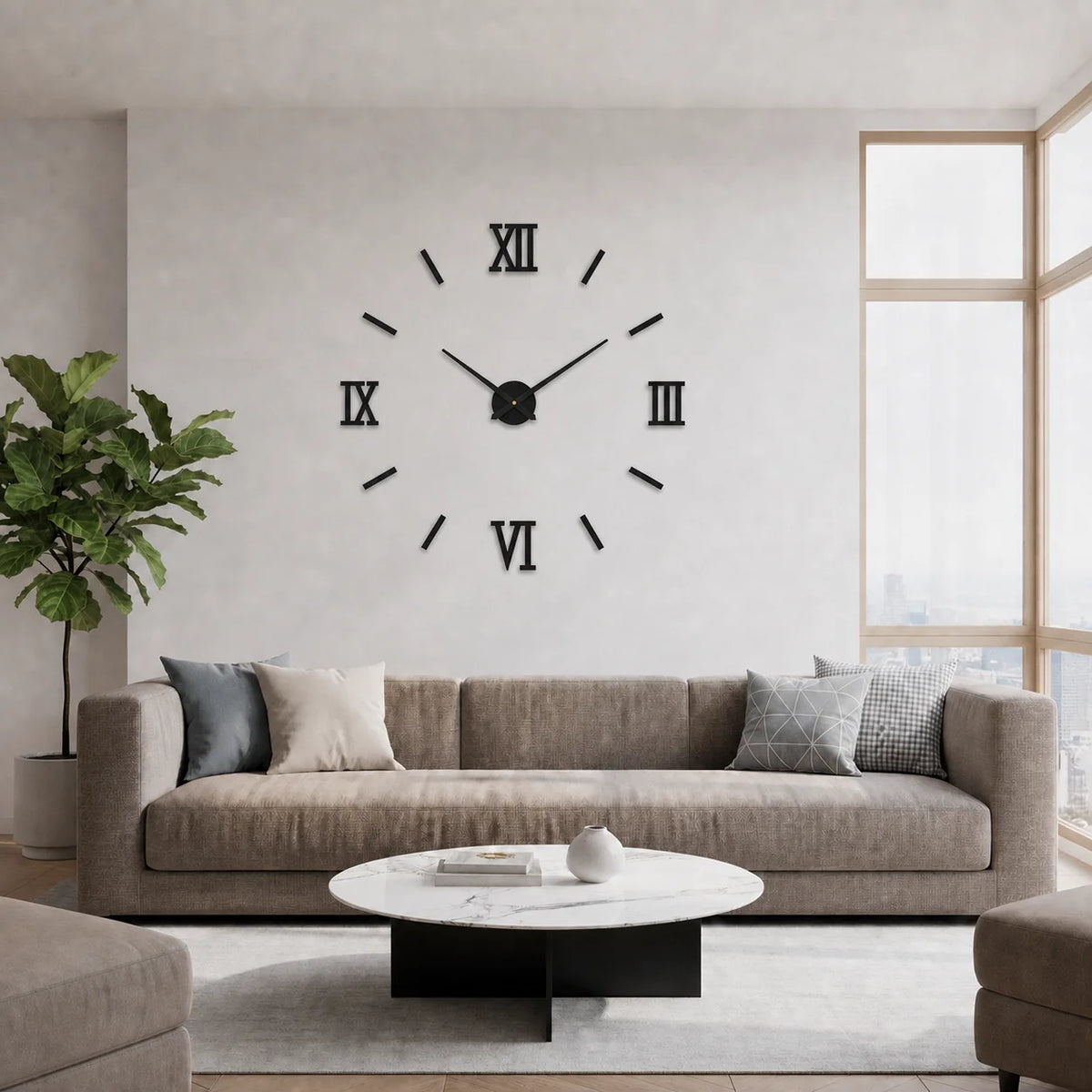 Grande horloge murale Sénat au-dessus d'un canapé