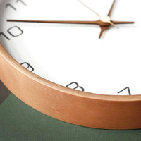 Horloge murale design Sienne de Côté Horloge en taupe, avec un style moderne et minimaliste pour la décoration intérieure.