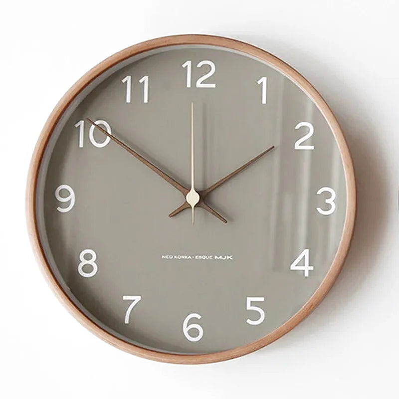 Horloge murale design Sienne de Côté Horloge, taupe élégante, avec chiffres noirs et cadre moderne pour décoration intérieure.