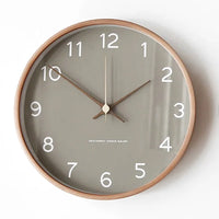 Horloge murale design Sienne de Côté Horloge, taupe élégante, avec chiffres noirs et cadre moderne pour décoration intérieure.