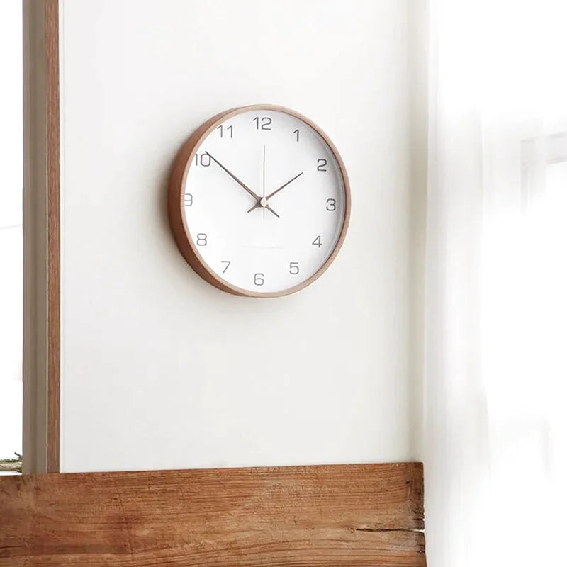 Horloge murale design Sienne de Côté Horloge, moderne taupe avec chiffres noirs, idéale pour décoration intérieure élégante.