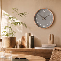 Horloge murale Sienne design taupe installée dans un bureau, Côté Horloge