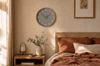 Horloge murale Sienne design taupe installée en chambre, Côté Horloge
