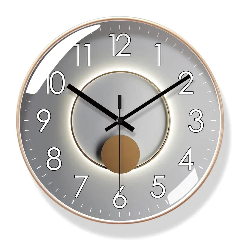 Horloge murale design clair Solaria par Côté Horloge avec cadre en bois clair et chiffres modernes, décoration élégante pour intérieur.