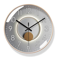 Horloge murale design clair Solaria par Côté Horloge avec cadre en bois clair et chiffres modernes, décoration élégante pour intérieur.