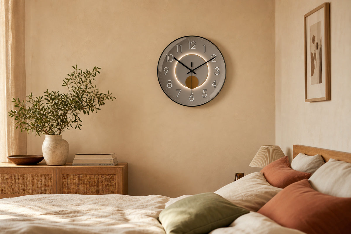 Horloge murale design clair Solaria de Côté Horloge, avec un cadran élégant et moderne pour décoration intérieure.