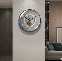 Horloge murale design clair Solaria par Côté Horloge, montre un cadran minimaliste avec chiffres arabes modernes.