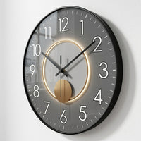 Horloge murale design clair Solaria de Côté Horloge, montre un cadran élégant avec chiffres modernes et aiguilles noires.