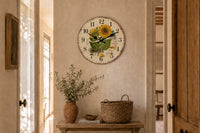 Tournesol, horloge murale vintage motif floral installée dans une cuisine