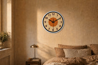 Vermillion, horloge murale rétro orange style gare, gros plan sur le cadran orange vif