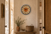 Vermillion, horloge murale rétro orange style gare installée dans un salon