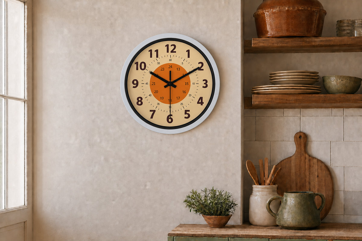 Vermillion, horloge murale rétro orange style gare, détail des chiffres contrastés