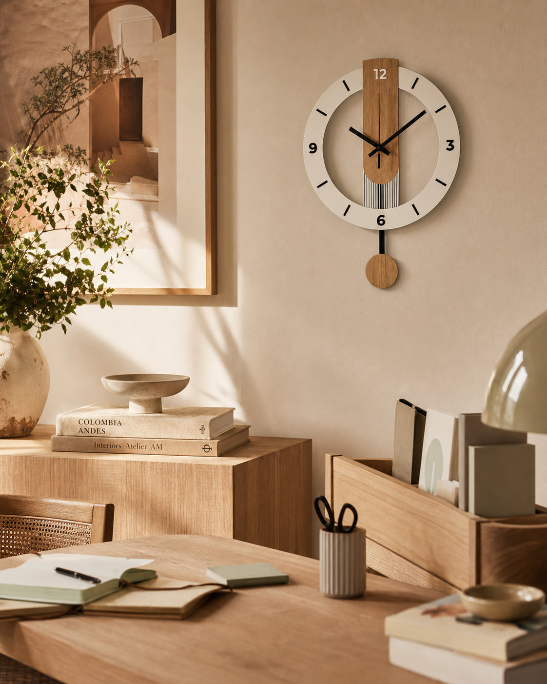 Horloge murale Hygge de Côté Horloge avec balancier au design scandinave élégant, idéale pour une décoration moderne et chaleureuse.