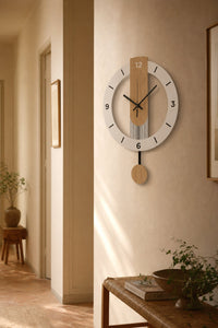 Horloge murale Hygge à balancier, design scandinave, cadran minimaliste et bois clair, par Côté Horloge.