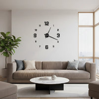 Grande horloge murale Zénith au-dessus d'un canapé